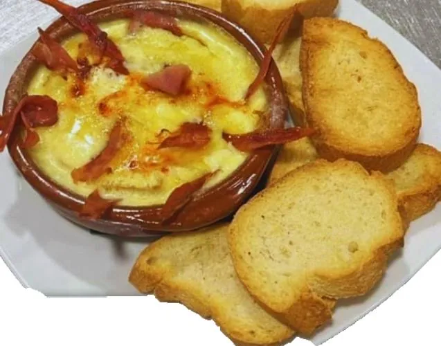 Cazuela de fondue gallega de queso y lacón gratinado con pan tostado